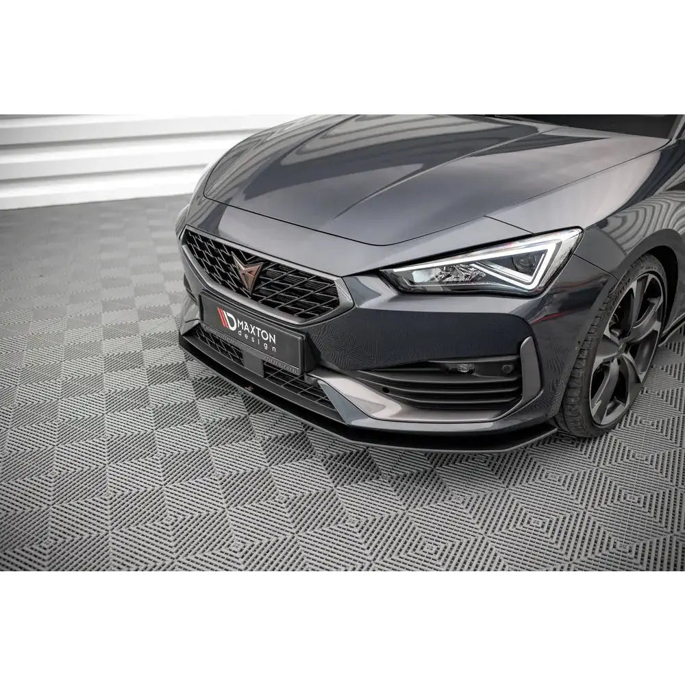 Spoiler på Seat Cupra Leon med sort Street Pro frontspoiler, sett skrått forfra på mønstret gulv.