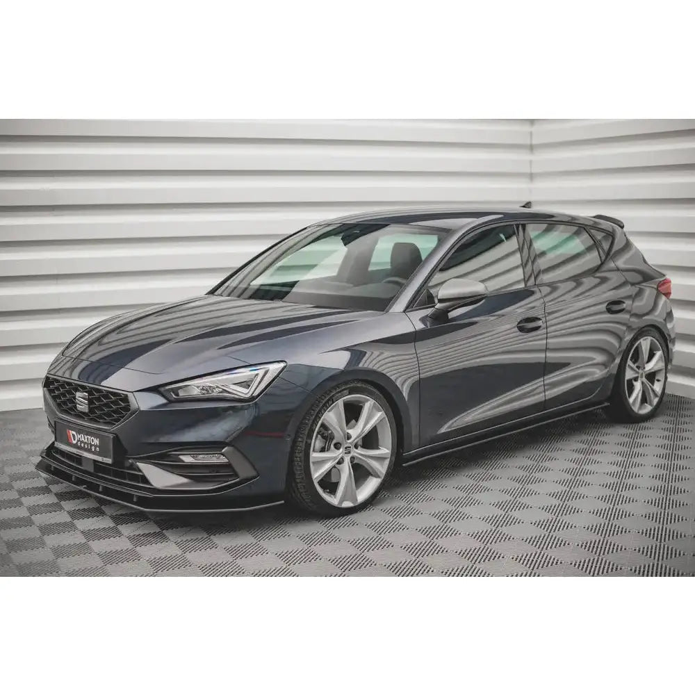 Frontleppe på Seat Leon FR Mk4 med store aluminiumsfelger i lyst rom, sett fra siden og litt forfra.