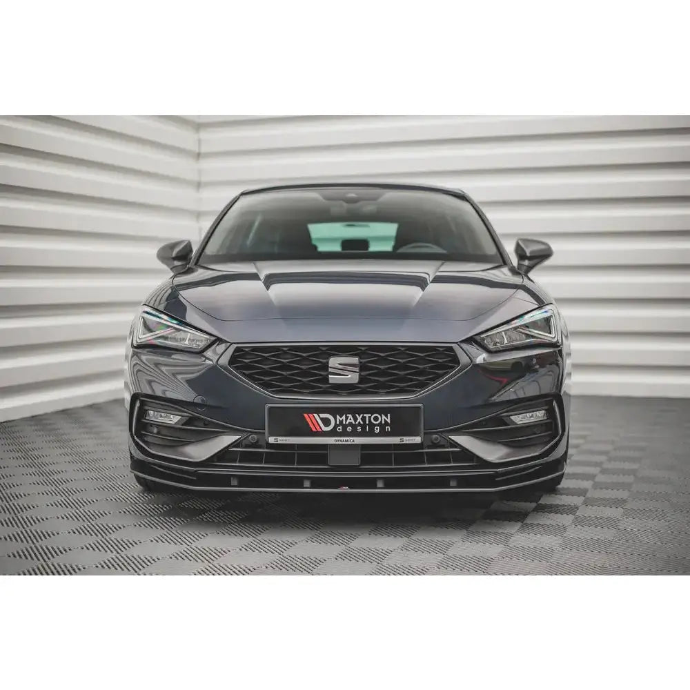 Spoiler på Seat Leon FR Mk4 mørk grå bil sett forfra med sportslig grill og detaljer.