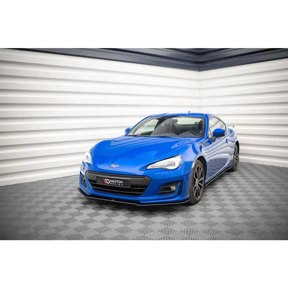 Frontspoiler Street Pro til Subaru BRZ Mk1 Facelift 17-20 montert på blå sportsbil med sorte felger.