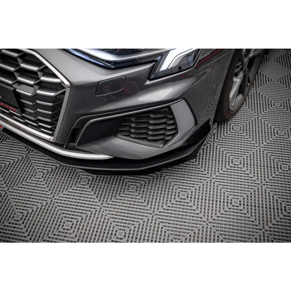 Front lip Street Pro V.1 med flaps på Audi S3/A3 S-Line 8Y, nærbilde av frontfanger og spoiler.