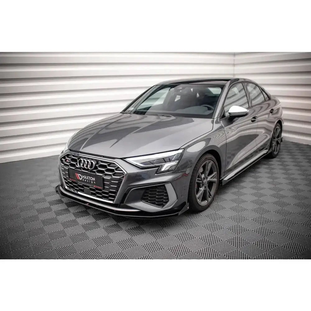 Front splitter på Audi S3/A3 S-Line 8Y med sportslig design og store felger, sett fra venstre front.