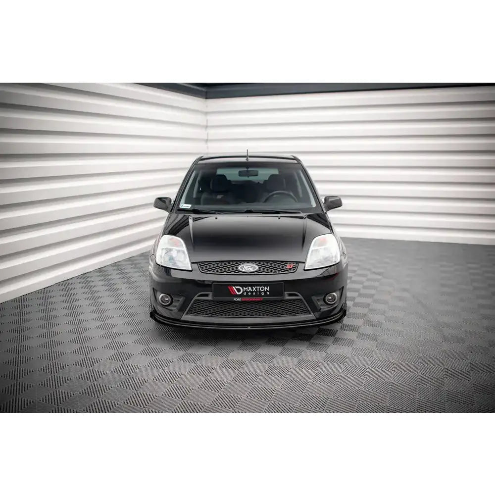 Frontleppe Street Pro V.1 med flaps på Ford Fiesta ST Mk6, sett forfra i lyst rom.