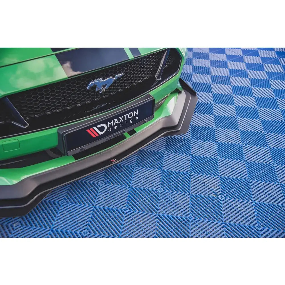 Spoiler på grønn Ford Mustang GT Mk6 Facelift med Street Pro V.1 frontspoiler og flaps, sett skrått ovenfra.