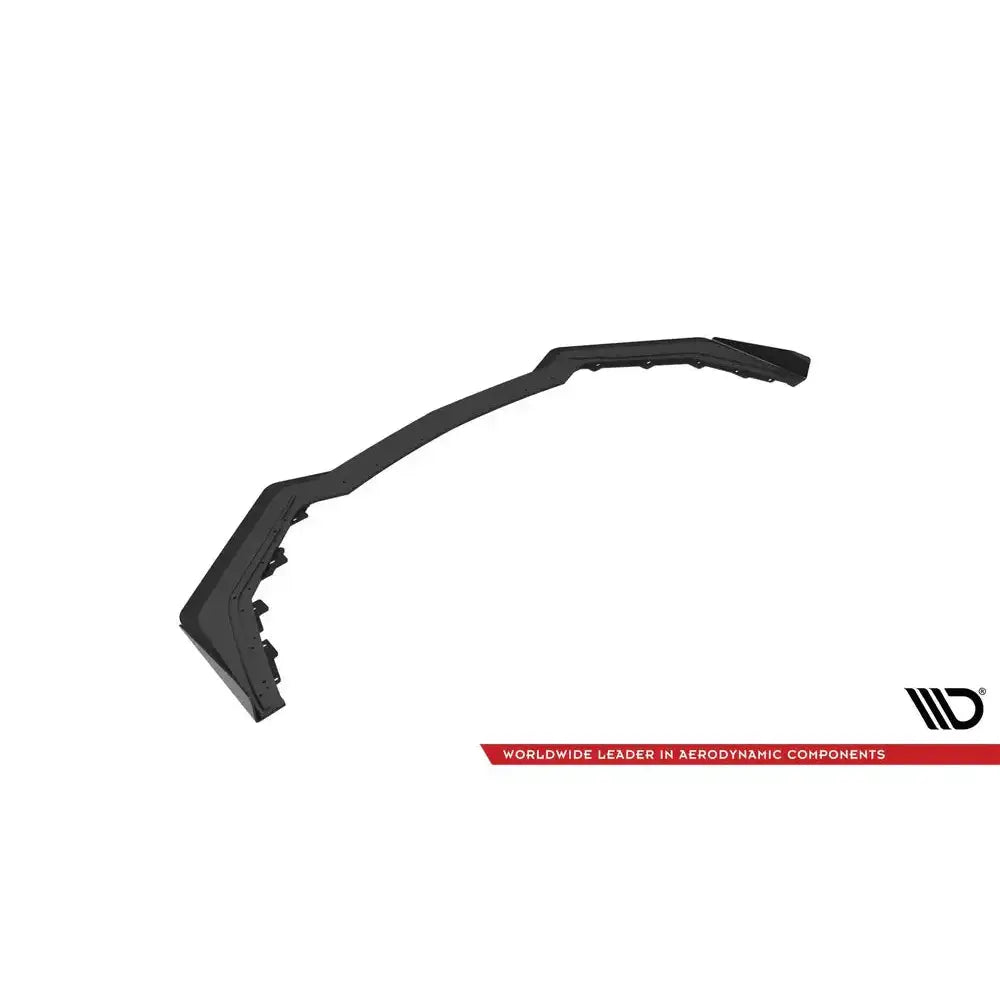 Front lip Street Pro V.1 med flaps til Ford Mustang GT Mk6, svart plast sett diagonalt mot hvit bakgrunn.