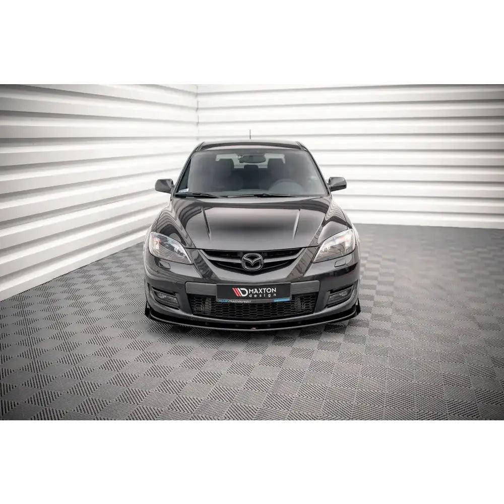 Frontspoiler Street Pro V.1 montert på svart Mazda 3 MPS Mk1 med Maxton Design-logo foran.