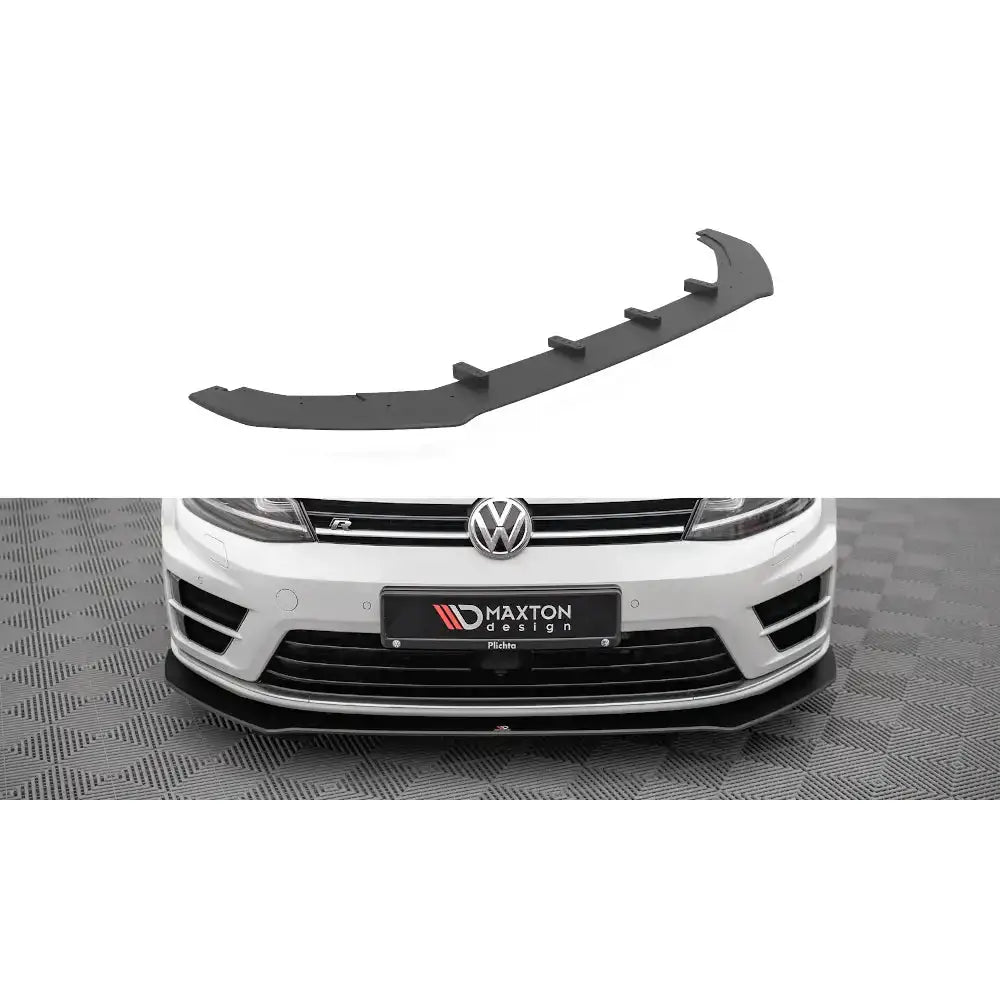 Frontleppe Street Pro V.1 for Volkswagen Golf R Mk7, sort splitter montert på hvit bil mot rutete gulv.