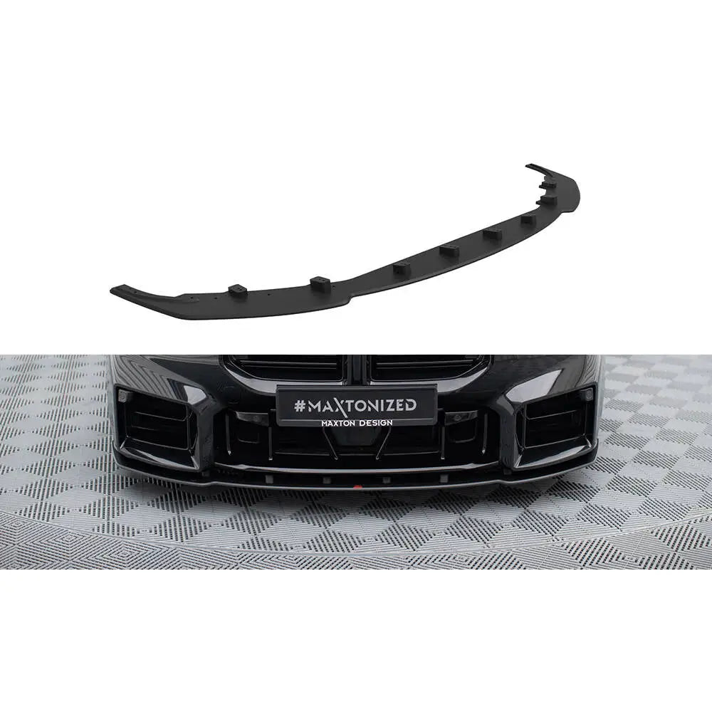 Frontspoiler BMW M2 G87 Street Pro V1 vist fra oven og montert på bil med markant kant.