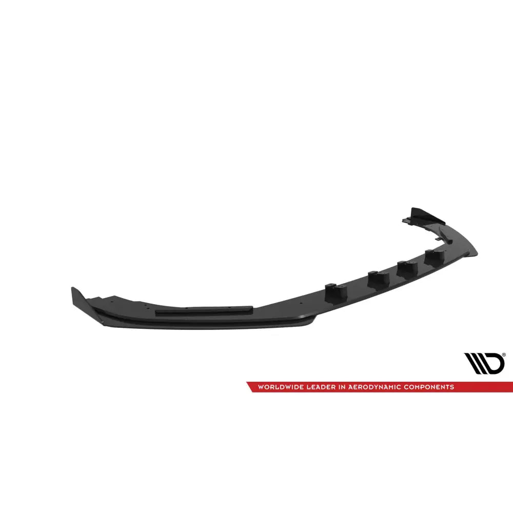 Frontleppe Audi RS3 Sedan 8V Facelift Street Pro V1 med flaps, svart plast, skrå forfra på hvit bakgrunn.