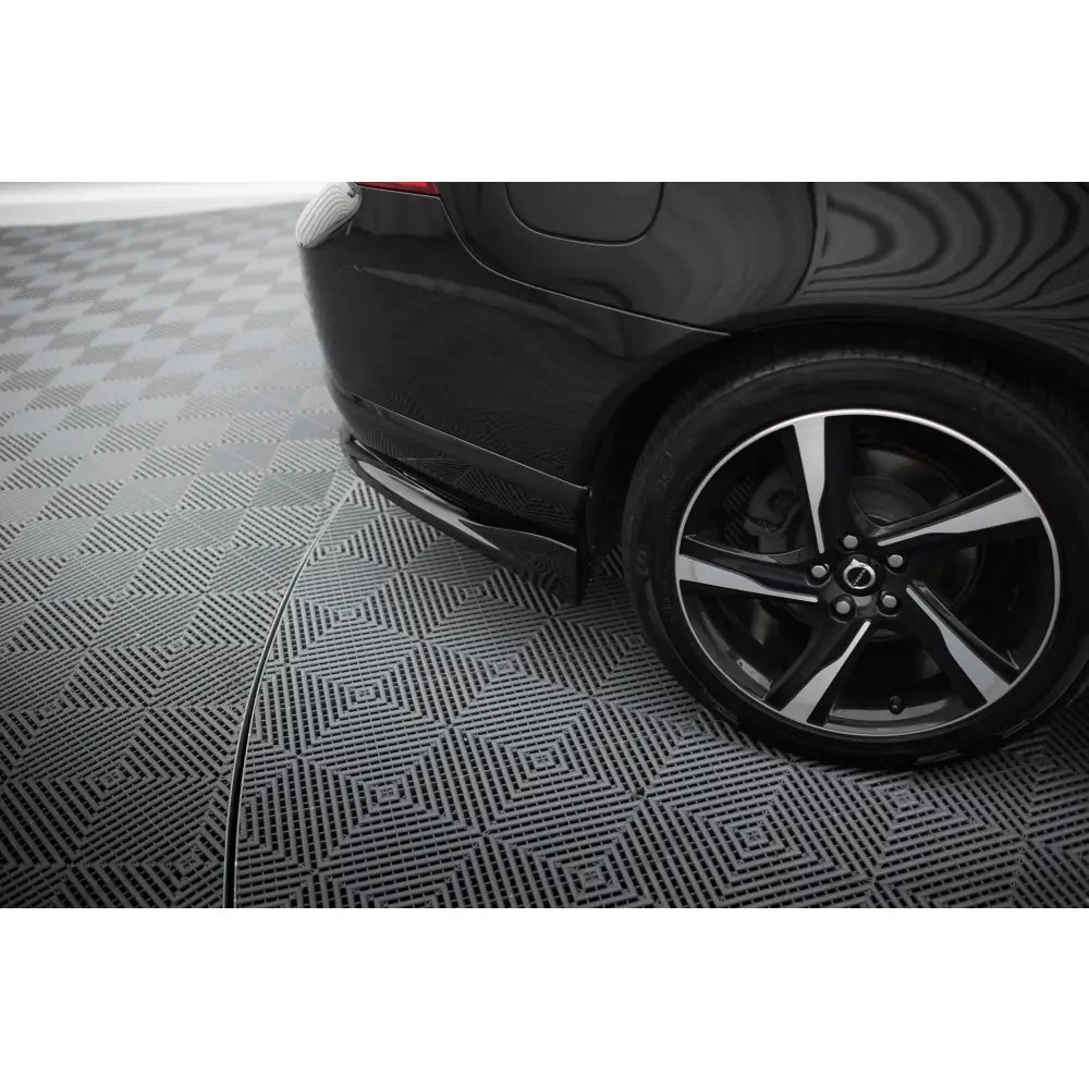 Front splitter på Toyota GR86 Mk1 Street Pro V1 vist bakfra med sort fem-eiket felg på grått gulv.