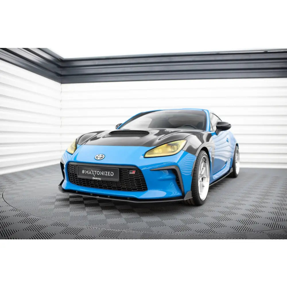 Frontleppe på Toyota GR86 Mk1 Street Pro V2 med blå lakk, gule frontlykter og karbonpanser.