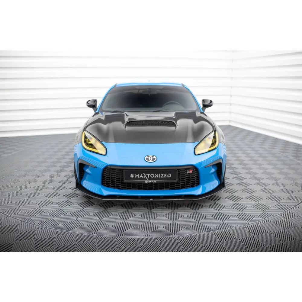 Spoiler på Toyota GR86 Mk1 Street Pro V2, blå bil med sort panser og gule frontlykter, sett forfra.