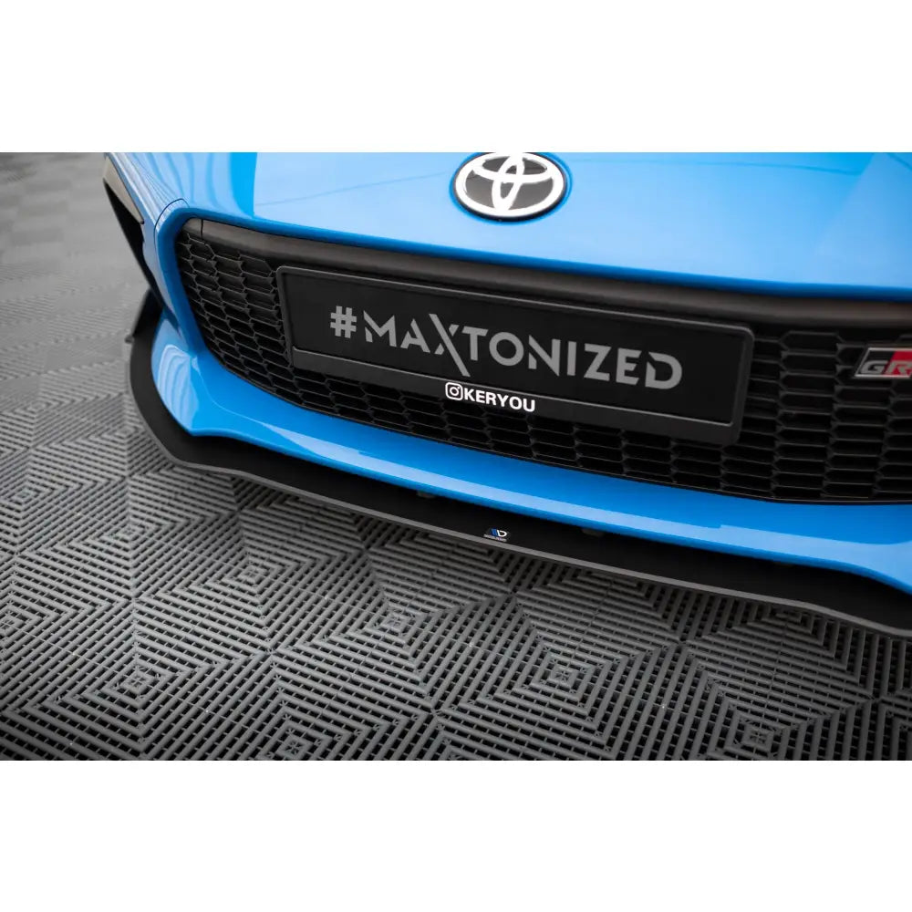 Front splitter på blå Toyota GR86 Mk1 Street Pro V2 med svart grill og tydelig Toyota-emblem.