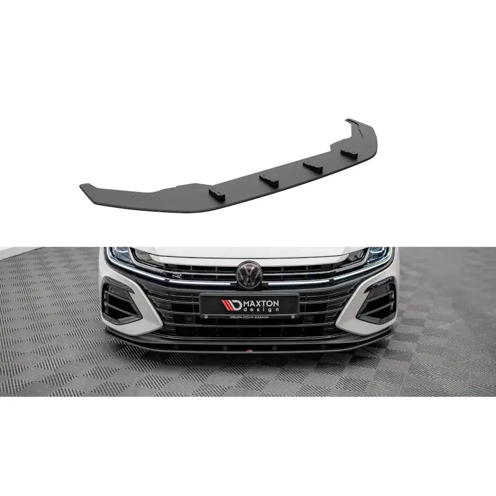 Frontspoiler Street Pro til Volkswagen Arteon R, sort plast med aerodynamiske ribber, montert på bil.