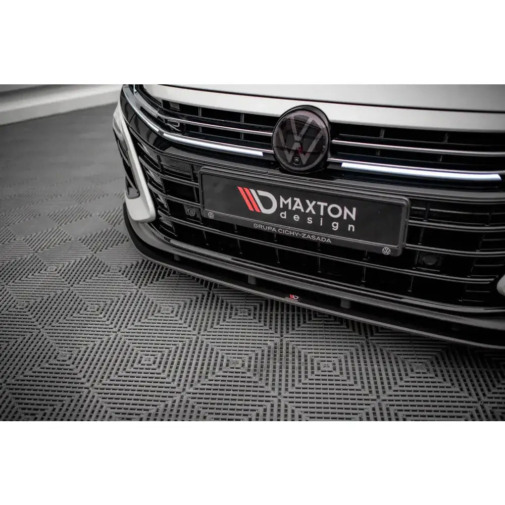 Spoiler Street Pro frontspoiler på Volkswagen Arteon R med blank sort frontsplitter og synlig emblem.
