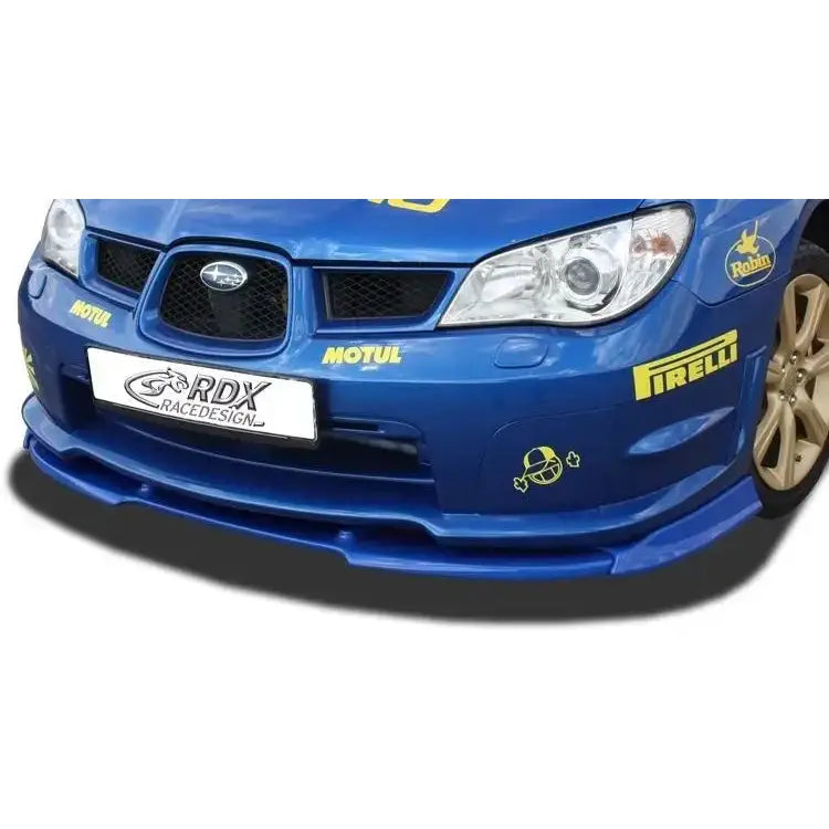 Frontspoiler Subaru Impreza 3 WRX med gul dekals og markant frontsplitter sett fra skrå vinkel.