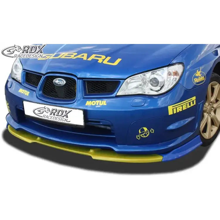 Spoiler på Subaru Impreza 3 WRX 05-07 i blått med gul frontspoiler og sponsorlogoer, sett forfra.