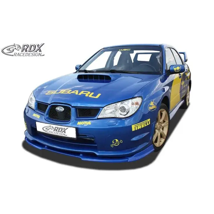 Frontleppe på blå Subaru Impreza 3 WRX 05-07 med gul dekor, sponsorlogoer og gullfelger.