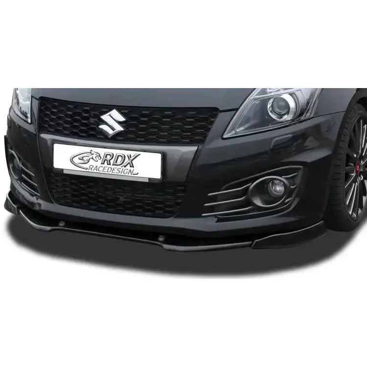Frontspoiler til Suzuki Swift Sport 12-18 i sort matt finish, montert tett på bilens støtfanger.