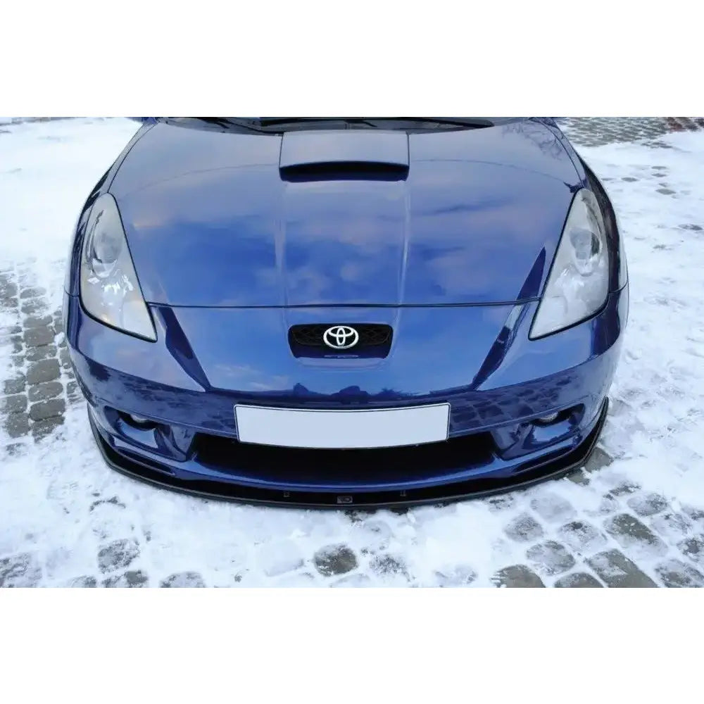 Frontleppe til Toyota Celica T23 Ts Preface, blå bil sett forfra med tydelig grill og hovedlykter.
