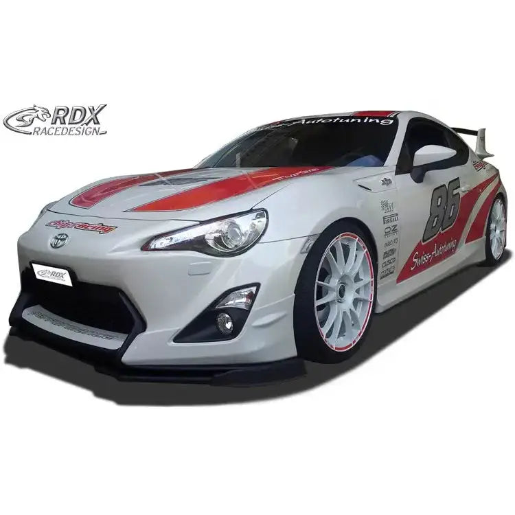 Frontleppe på Toyota GT86 Aero med startnummer 85, hvite felger og spoiler, sett fra front og side.