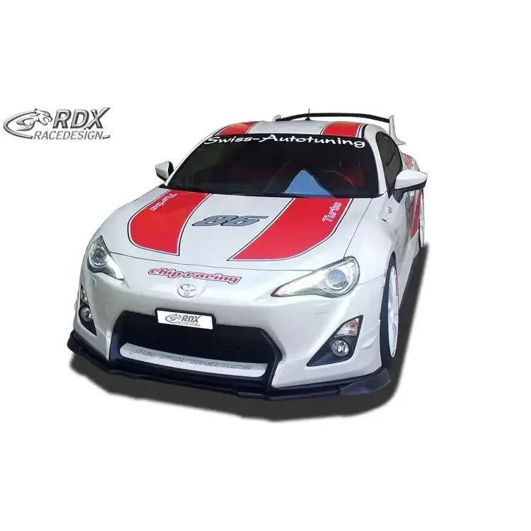 Spoiler på hvit Toyota GT86 Aero med røde striper, sorte detaljer og Swiss-Autotuning-logo på frontruten.