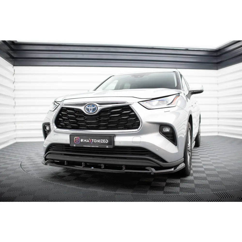 Frontleppe på Toyota Highlander Mk4, sølvfarget bil med sort grill og markerte frontlykter innendørs.