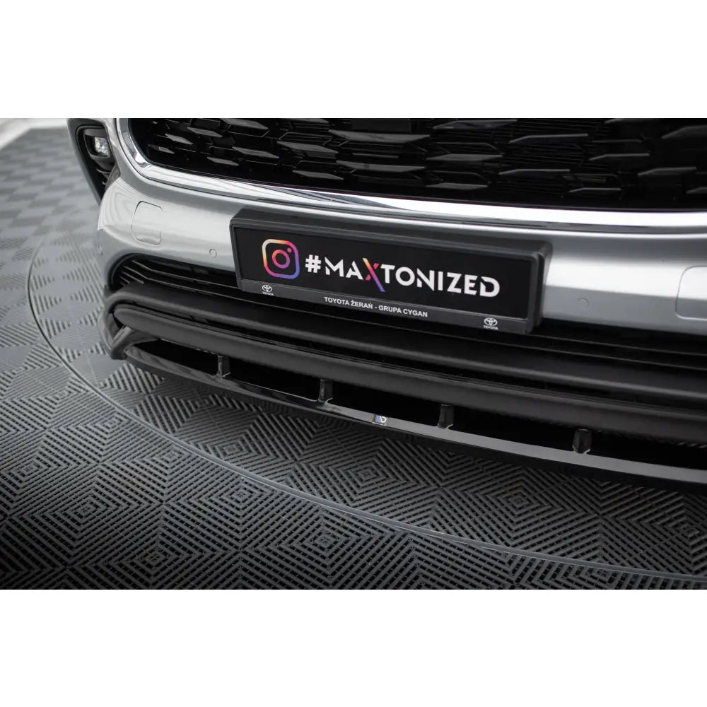 Front splitter på Toyota Highlander Mk4 med sort frontleppe og #MAXTONIZED-logo på nummerskiltet.