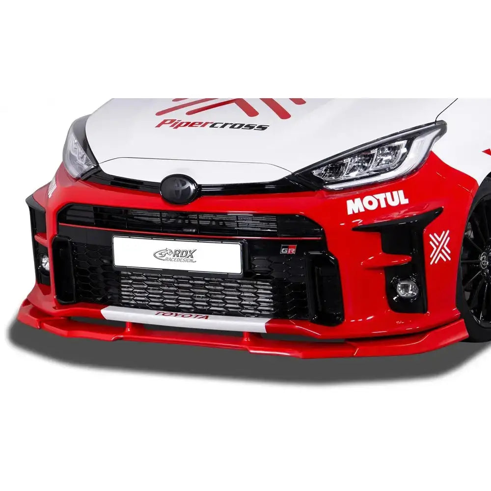 Frontspoiler Toyota Yaris 20- GR Vario X med store luftinntak og synlig GR-logo, sett fra skrå forside.