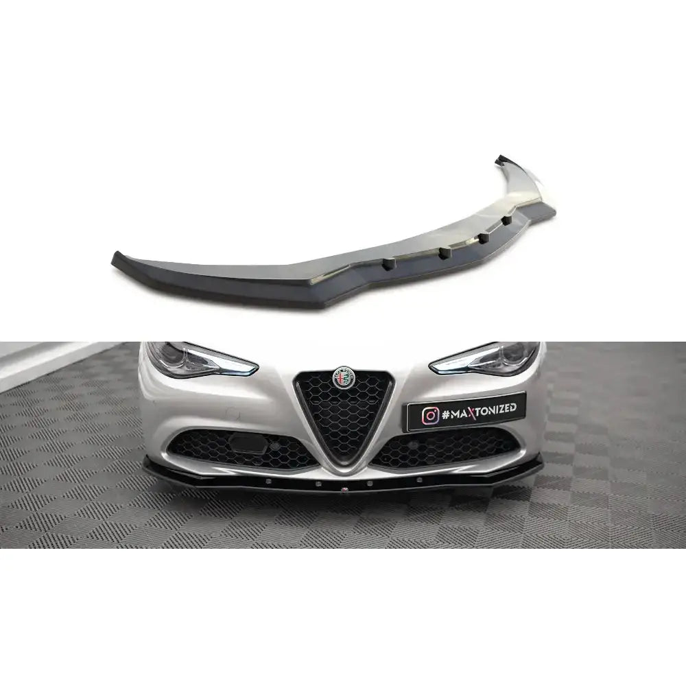 Frontspoiler Alfa Romeo Giulia V.1 Sport i sort plast, vist fra skrå vinkel og montert på sølvfarget bil.