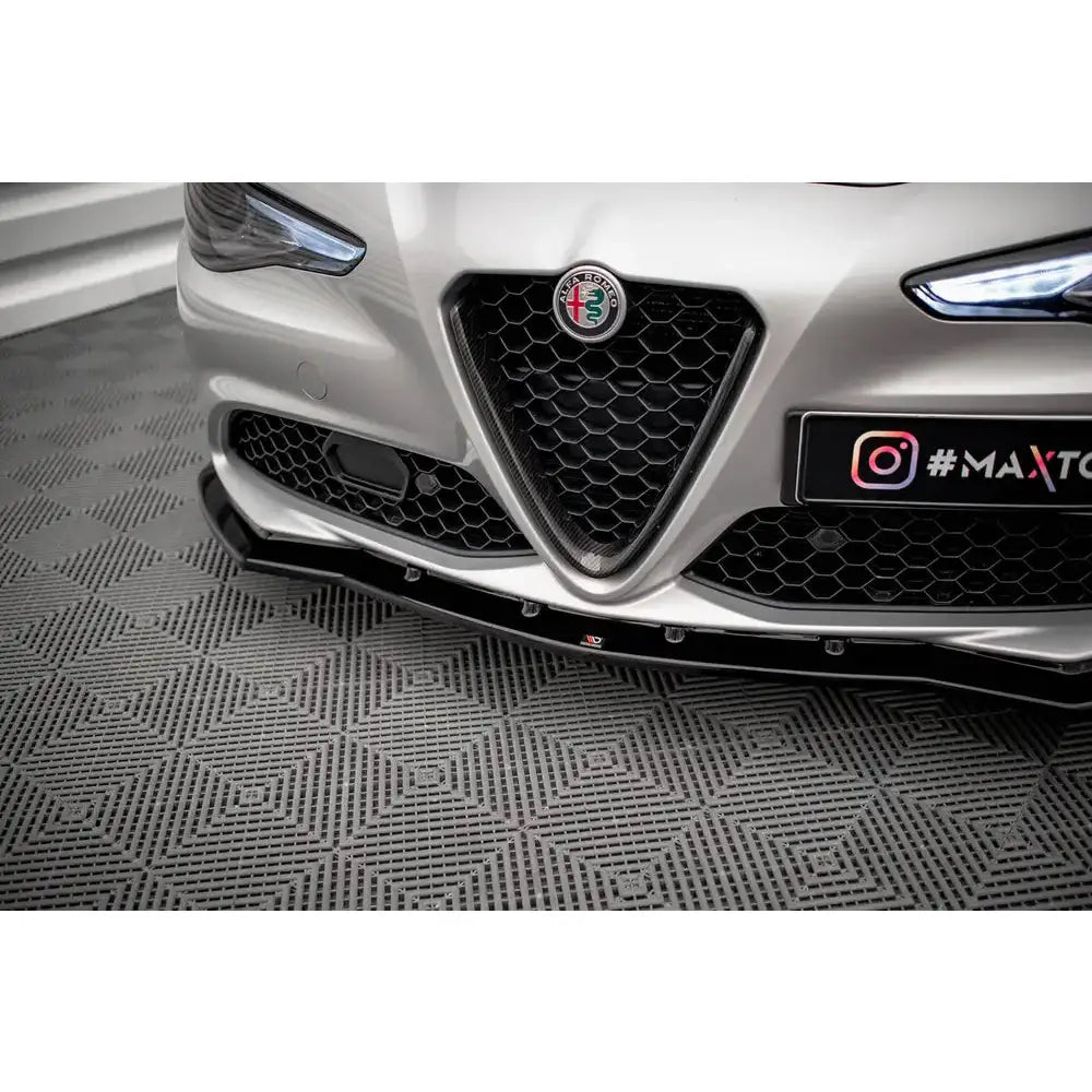 Spoiler på Alfa Romeo Giulia V.1 Sport med svart glanset frontleppe og sølvfarget grill.