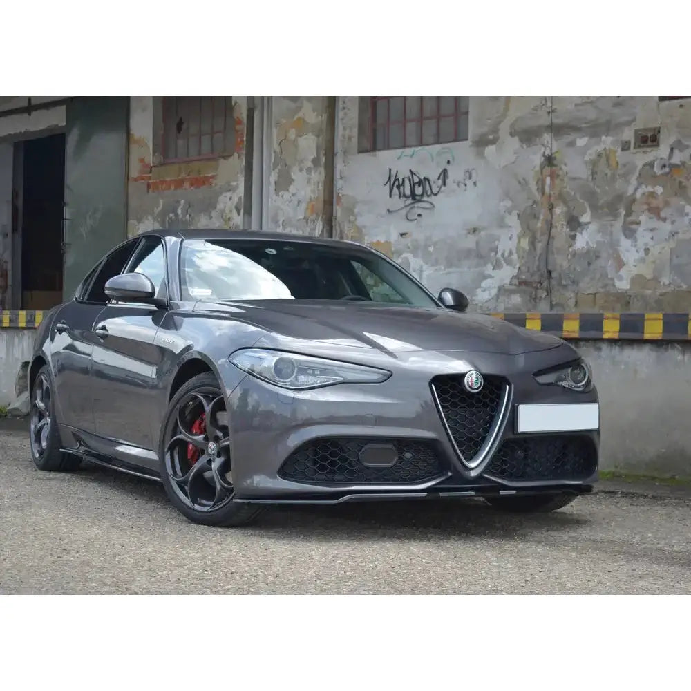 Frontleppe på Alfa Romeo Giulia Veloce V.1 i grått, med svarte felger og røde bremsekalipere.