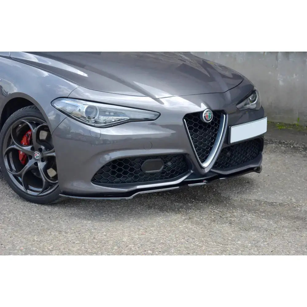 Spoiler til Alfa Romeo Giulia Veloce V.1 på grå bil med svart grill og røde bremsekalipere.