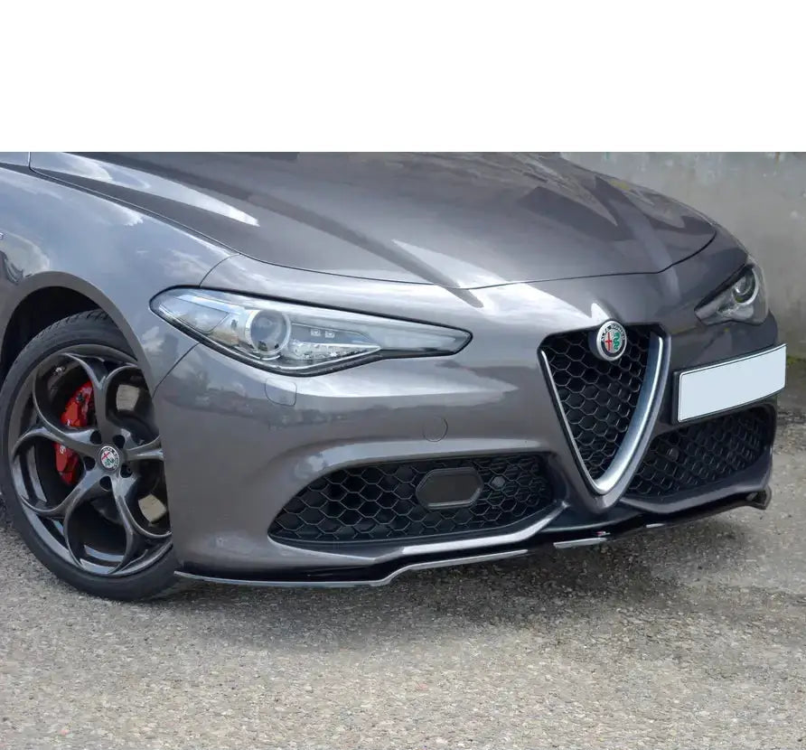 Spoiler til Alfa Romeo Giulia Veloce V.1 på grå bil med svart grill og røde bremsekalipere.