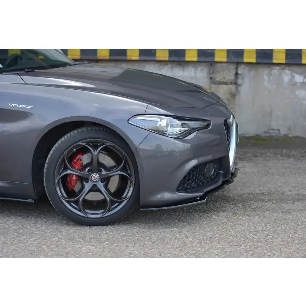 Front splitter på Alfa Romeo Giulia Veloce V.1 med sorte felger og røde bremsekalipere.