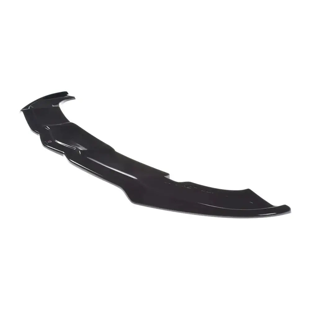 Front lip til Alfa Romeo Giulia Veloce V.1 i svart, blank plast med aerodynamisk design, sett fra skrå vinkel.