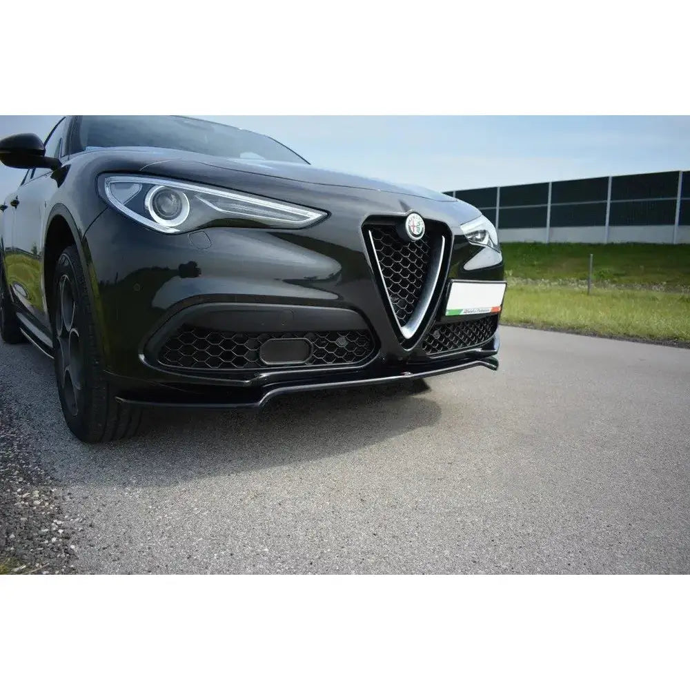 Frontleppe på Alfa Romeo Stelvio V.1, nærbilde fra venstre med blank grill og karakteristiske frontlykter.