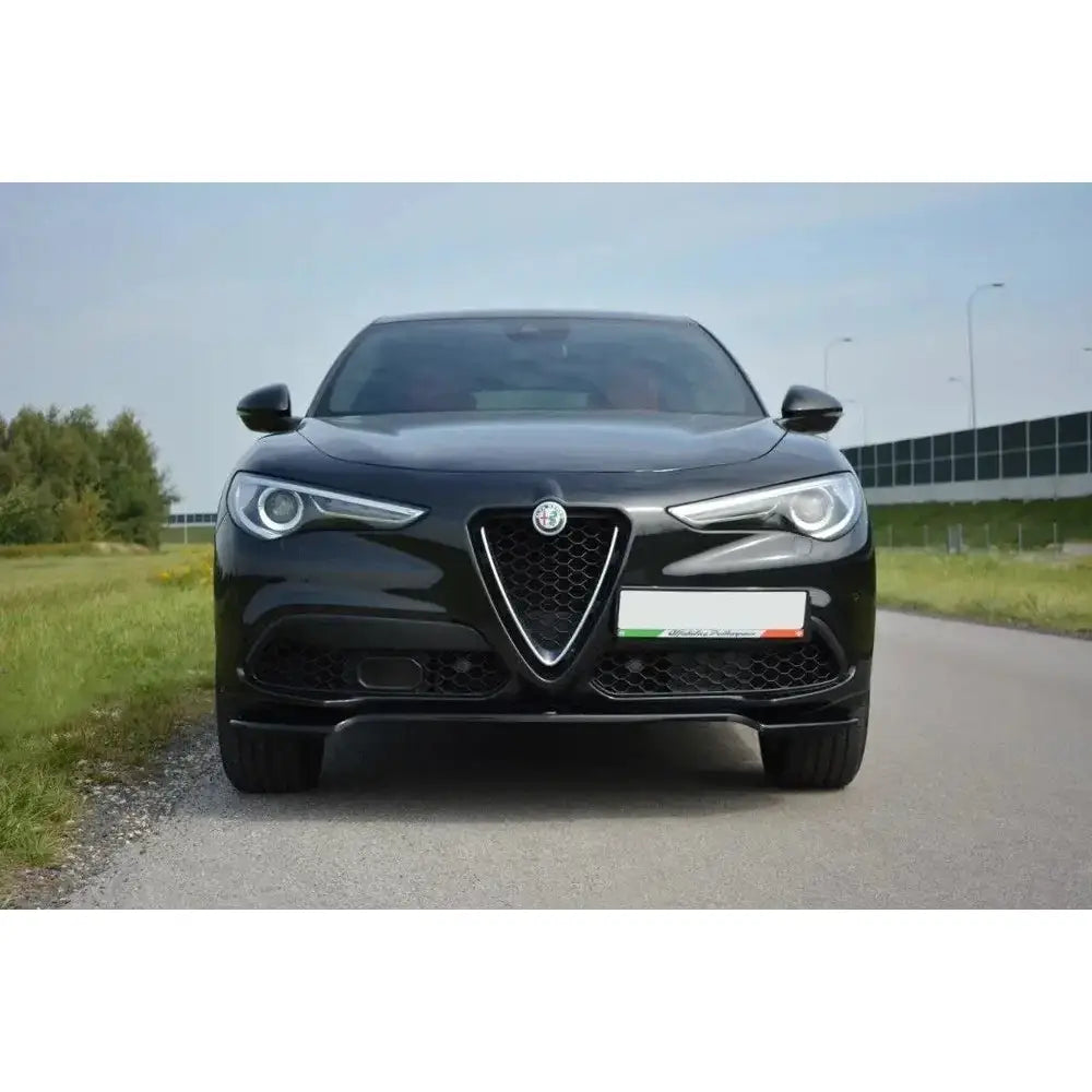 Spoiler på Alfa Romeo Stelvio V.1 sett forfra med svarte detaljer og markante LED-frontlykter.