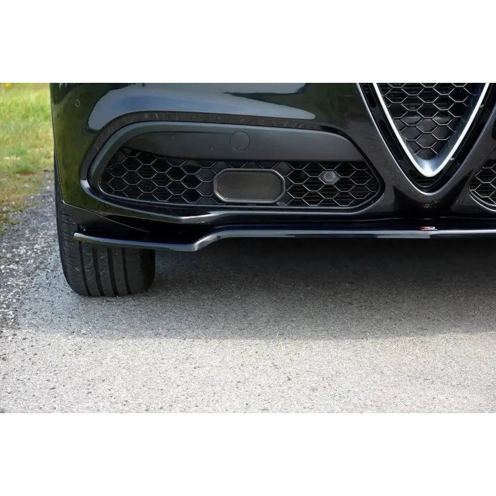 Front splitter Alfa Romeo Stelvio V.1 i sort blank finish sett forfra med bikubemønstret grill.