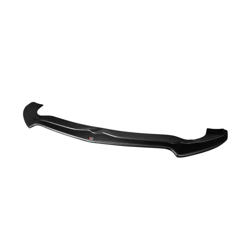 Frontleppe til Alfa Romeo Stelvio V.1 i sort plast, sett skrått ovenfra med logo mot hvit bakgrunn.