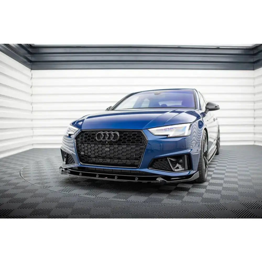 Front splitter Audi A4 B9 V.1 Competition på blå bil med sort sportsgrill og lav, aggressiv frontspoiler.