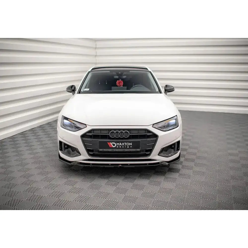 Frontspoiler på Audi A4 B9 Facelift V.1, hvit bil med sort grill og Maxton Design-logo foran.