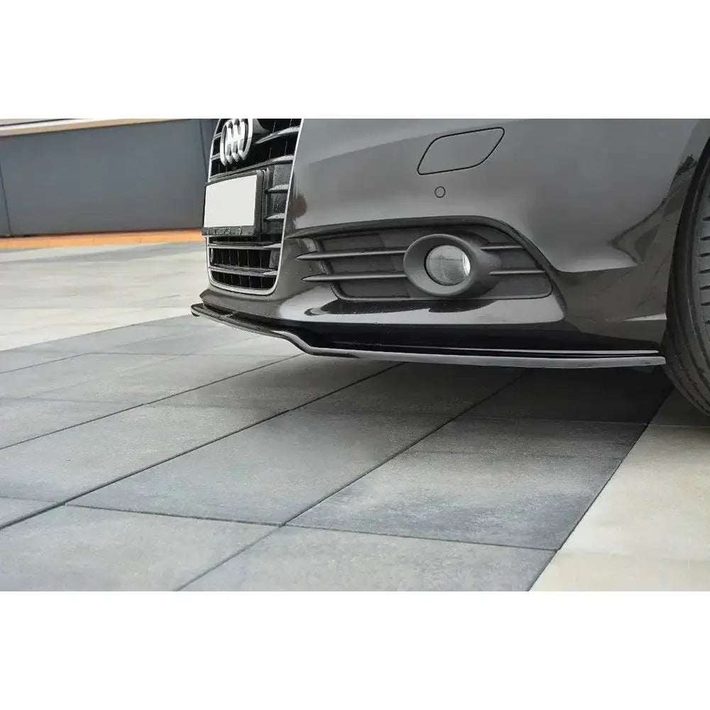 Front splitter Audi A6 C7 V.1 montert under støtfanger, sort plast med lav profil nær bakken.