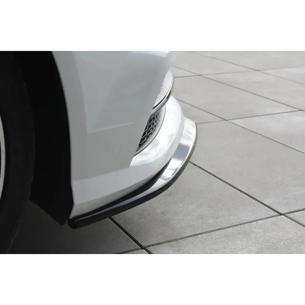 Front lip på Audi A6 C7 V.1 S-Line med blank sort frontspoiler sett fra siden mot bakken.