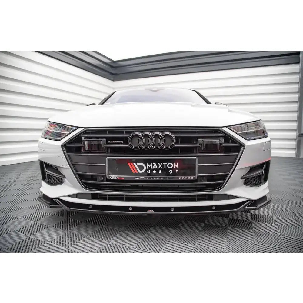 Spoiler til Audi A7 C8 V.1 sett forfra med sort grill og Maxton Design-logo på nummerskiltet.