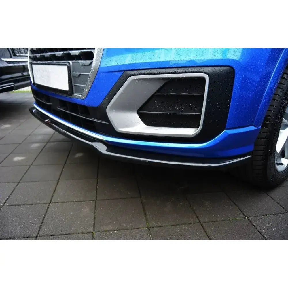 Spoiler på Audi Q2 Mk1 V.1 frontfanger i nærbilde med blå, svarte og sølvdetaljer.