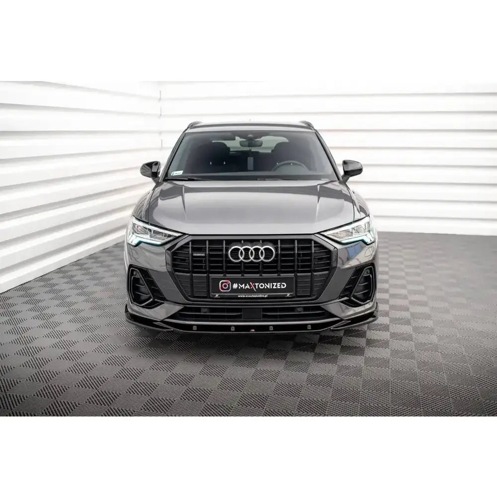 Frontspoiler på Audi Q3 S-Line F3 med sort grill, LED-frontlykter og Audi-logo, sett forfra.