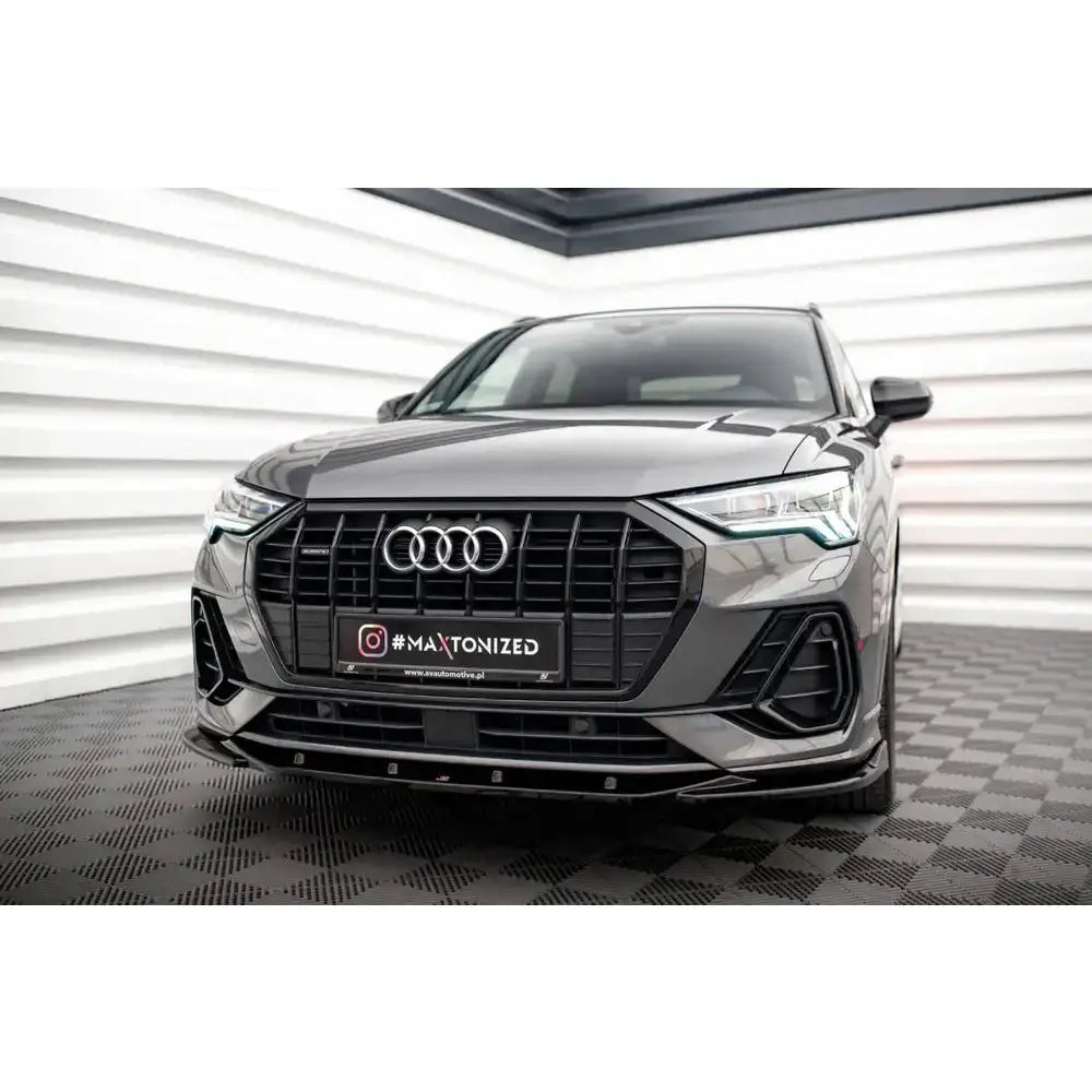 Front splitter på Audi Q3 S-Line F3 V.1 med sort grill, LED-frontlykter og sportslig støtfanger.