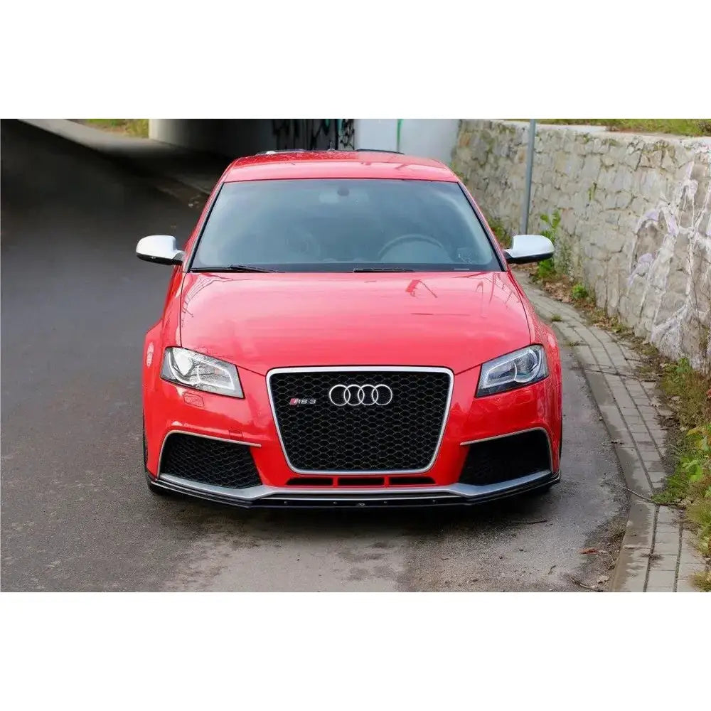 Frontspoiler Audi RS3 8P V.1 på rød sportsbil sett forfra med sort grill og sølvfargede sidespeil.