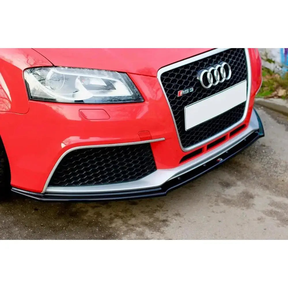 Frontleppe Audi RS3 8P V.1 i sort og sølv under støtfanger, nærbilde av grill og høyre hovedlykt.